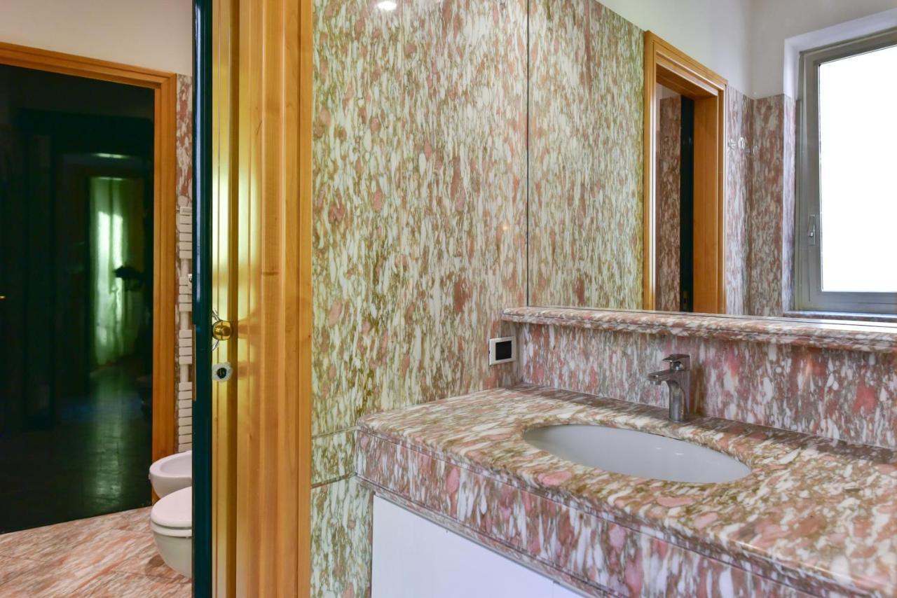 Elegant & Cozy Apartment In The Heart Of ローマ エクステリア 写真